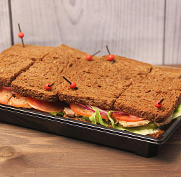 Мини-сэндвич с пряной шейкой на тостовом хлебе с соусом "Айоли"