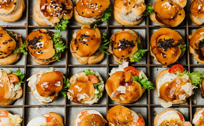 Фуршетное ассорти мини - профитролей с доставкой в офис и на дом