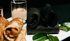 Черные блинчики с тигровой креветкой и мясом криля с доставкой в офис и на дом (превью)