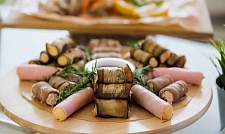 Плато с каннеллони из баклажан, языка и ветчины