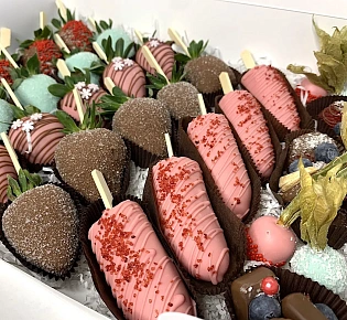 Набор фруктов в шоколадной глазури с конфетами ручной работы