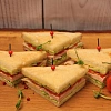 Мини-сэндвич с куриной грудкой на тостовом хлебе с соусом "Карри"
