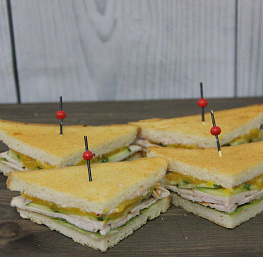 Мини-сэндвич с индейкой на тостовом хлебе с брусничным соусом