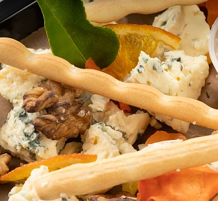 Сырное плато с благородными сырами (сыр с голубой плесенью, сыр полутвердый, сыр Бри, сыр козий, мед, орех грецкий, гриссини)