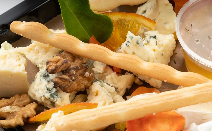 Сырное плато с благородными сырами (сыр с голубой плесенью, сыр полутвердый, сыр Бри, сыр козий, мед, орех грецкий, гриссини) с доставкой на ваше мероприятие