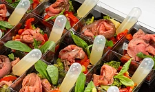 Мини-салат из рваной говядины с брокколи, печеным перцем и соусом Юдзу (превью)