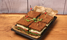 Мини-сэндвич с сыром "Моцарелла" на тостовом хлебе с соусом "Песто" с доставкой на ваше мероприятие (превью)