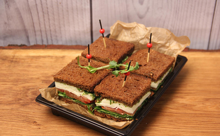 Мини-сэндвич с сыром "Моцарелла" на тостовом хлебе с соусом "Песто" с доставкой на ваше мероприятие