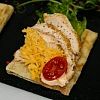 Римская брускетта с цыпленком и соусом цезарь