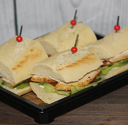 Мини-сэндвич с куриной грудкой на французском багете с соусом "Карри"