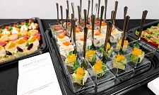 Готовый "Офисный фуршет" на 15 персон с горячими закусками и десертами (фото 5 превью)