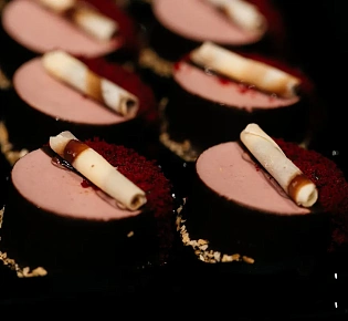 Набор сладких пирожных "Муссон" с тремя вкусами (24 шт.)