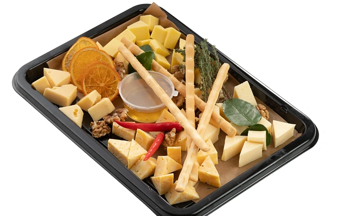 Сырное ассорти (ассорти из сыров: полутвердый, мраморный, тильзитер. С добавлением меда, ореха грецкого и соломка Гриссини) с доставкой на ваше мероприятие