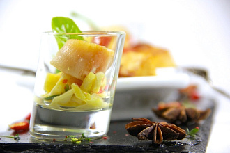 Морской гребешок на соломке из ананаса и сельдерея