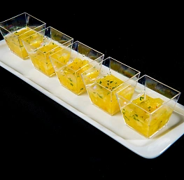 Тартар из ананаса с чили перцем и свежим кориандром