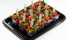 Мини-салат из рваной говядины с брокколи, печеным перцем и соусом Юдзу