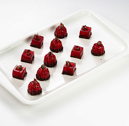 Клубничное желе с ягодами клубники на шоколадном бисквите