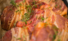 Корейка свиная, фаршированная капустой с беконом с доставкой на ваше мероприятие (превью)