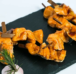 Мини-шашлычок из лосося под соусом Унаги