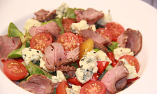 Салат с ростбифом, запеченным перцем и сыром "Горгонзола" с доставкой на ваше мероприятие (превью)
