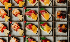 Фуршетный набор канапе и мини закусок "Птичка с кроликом" с доставкой в офис и на дом (превью)