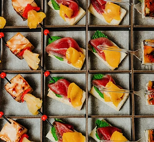 Фуршетный набор канапе и мини закусок "Птичка с кроликом"