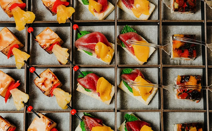 Фуршетный набор канапе и мини закусок "Птичка с кроликом" с доставкой в офис и на дом