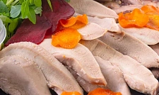 Мясное ассорти: рулет говяжий, мраморная курица, бараньи язычки с доставкой в офис и на дом (превью)