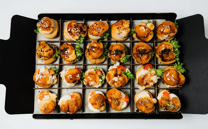 Канапе и веррины : Фуршетное ассорти мини - профитролей за 3 990  руб.