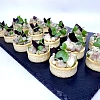 Тартар из атлантической сельди с горчичным соусом в песочной полусфере