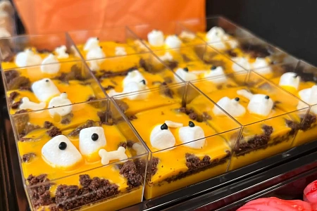 Рыжая глазастая панна-котта на Halloween