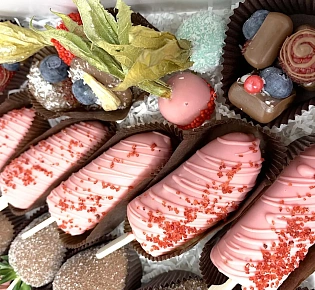 Набор фруктов в шоколадной глазури с конфетами ручной работы