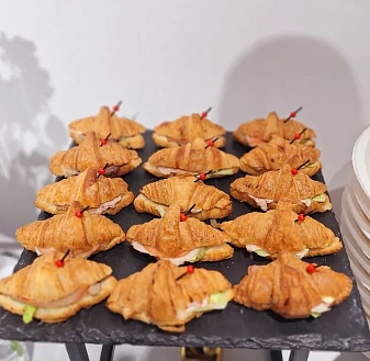 Мини-круассан с бужениной, корнишонами и салатом