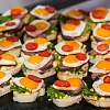 Брускетты с телятиной и глазуньей из перепелиного яичка