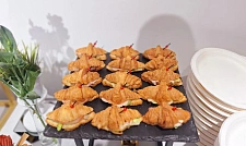 Мини-круассан с бужениной, корнишонами и салатом
