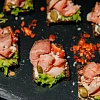 Брускетты с пряным ростбифом и каперсами