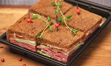 Мини-сэндвичи на тостовом хлебе с салями "Милано" и листьями салата с доставкой в офис и на дом (превью)