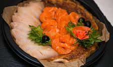 Рыбное плато с лососем слабой соли, соленого клыкача и японского угря. с доставкой на ваше мероприятие (превью)