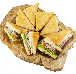 Мини-сэндвич на тостовом хлебе с тунцом