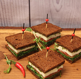 Мини-сэндвич с сыром "Моцарелла" на тостовом хлебе с соусом "Песто"