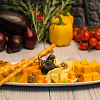 Ассорти сыров с цветочным медом (Тильзитер, Король Артур, Мраморный, Маасдам)