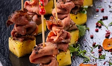 Ломтики говядины на обожженном ананасе с доставкой на ваше мероприятие (превью)