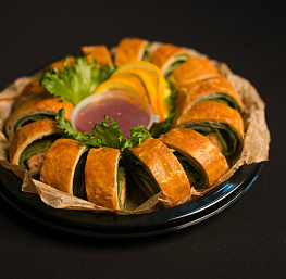 Французский рулет с лососем и соусом "Тартар"